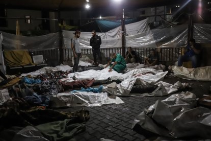 Cadàvers amuntegats a l’hospital d’Al-Ahli de Gaza.