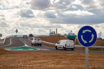 Els primers vehicles que ahir ja utilitzaven el pas elevat per evitar l’encreuament amb les vies.