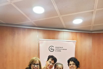 Les tres dones protagonistes del podcast, amb la presentadora de Lleida TV Mariví Chacón.