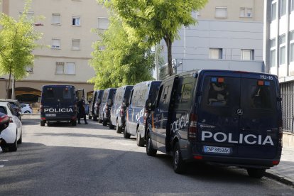 Imatge dels furgons que es van desplegar el 3 de juliol del 2018 durant l’operatiu a Lleida.