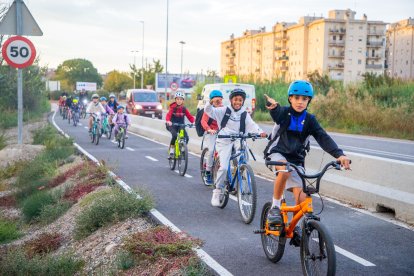 El col·legi Sant Jordi promou l'ús del nou carril bici a l'N-230