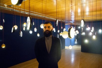 L’artista Juan Zamora, en la seua exposició a la Fundació Sorigué.