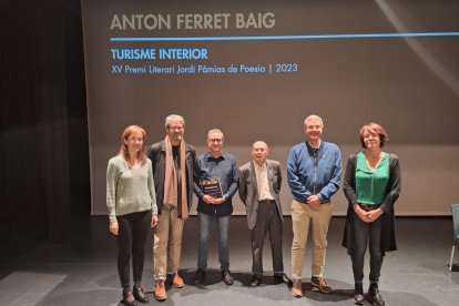 El jurat del certamen amb el guanyador, Anton Ferret, Jordi Pàmias i representants de l’ajuntament.