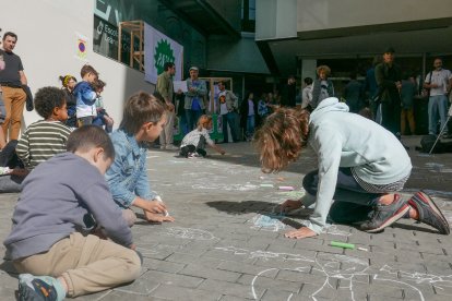 Els més petits van poder participar en alguns dels tallers a l’Escola d’Art Leandre Cristòfol.