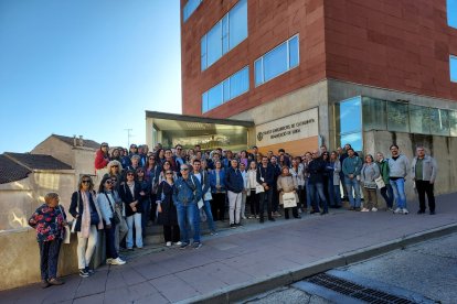 Més de seixanta persones van participar en l’Arquivolta, que va visitar els edificis de l’Eix Comercial.