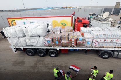 Un camió amb ajuda humanitària travessant la frontera entre Egipte i la Franja de Gaza ahir.