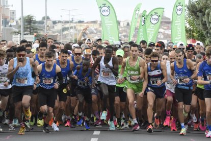 Moment en què l’organització dona el tret de sortida a la Mitja Marató de Mollerussa, que va congregar uns 700 corredors.