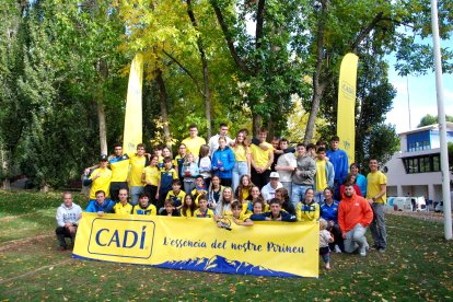 El grup de palistes del Cadí posen al final de la competició amb el trofeu de campió.