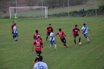 Un jugador del Coll de Nargó prova de controlar una pilota davant de la pressió d’un rival.