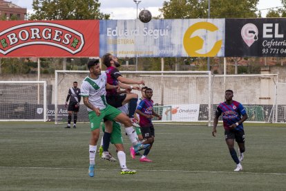 Pau Viladrich, del Tàrrega, pugna amb un rival per una pilota aèria.