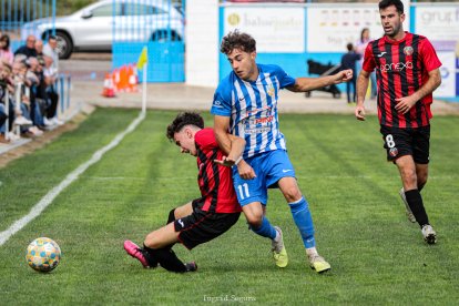 Sergi Reluy, un dels destacats de l’Artesa, pugna per la pilota amb un jugador del Sant Cugat.