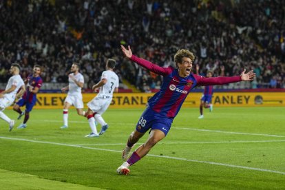 El jove debutant del FC Barcelona, Marc Guiu, de 17 anys, celebra exultant el seu gol que va donar la victòria als de Xavi.