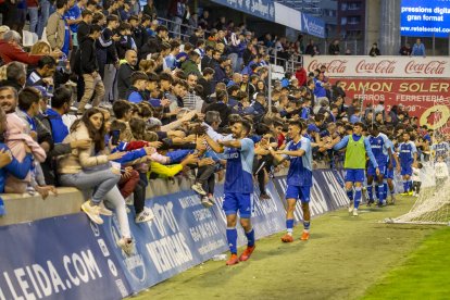 La comunió entre els futbolistes blaus i l’afició al vibrar amb una altra remuntada de l’equip.