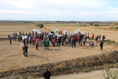 Participants en la protesta a la zona on es planteja construir la planta de biogàs de la Sentiu.