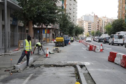 Les obres d’ampliació de la vorera i per implantar el carril bici en aquest tram de Ronda.