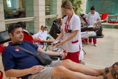 Un dels participants a la Marató de Sang, ahir al matí a la Biblioteca de Lleida.