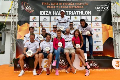 Els integrants del Club Triatló Prosan de Lleida que van competir a Eivissa.