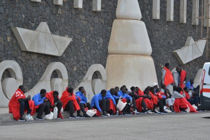 L’arribada massiva de migrants ha col·lapsat les illes.