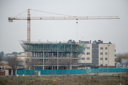 Un edifici en construcció al barri lleidatà de Ciutat Jardí.