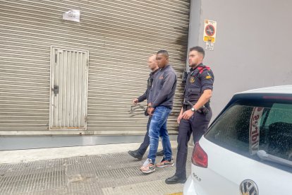 El detingut va ser traslladat ahir al migdia al seu domicili, al carrer Indíbil i Mandoni, per practicar un escorcoll.