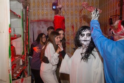 Participants ahir en la primera funció de la nova casa del terror inaugurada al Secà de Sant Pere.