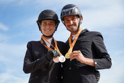 Sergi Segura, a la dreta, amb una de les seues medalles.