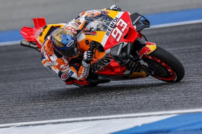 Marc Márquez rodant ahir al circuit de Burinam, en la primera jornada del GP de Tailàndia.