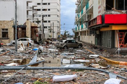 Un carrer d’Acapulco, ple de runa arran del pas d’Otis.