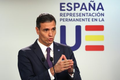 El líder del PSOE va anunciar la consulta a les bases del partit després d’una reunió del Consell Europeu.