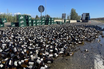 Imatge de les ampolles de cervesa a la calçada.