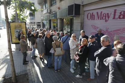 Desenes de persones van fer cua ahir a l’agència Azul Marino Viatges a Lleida.