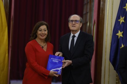 Entrega ahir de l’informe a la presidenta del Congrés.