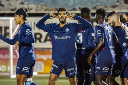 Youseff celebra un dels dos gols que va anotar davant del Sants.