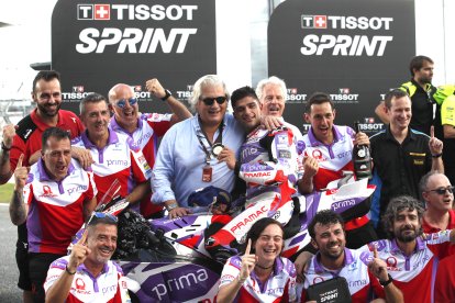 Jorge Martín celebra amb el seu equip el triomf en la cursa esprint, que l’atansa al liderat.