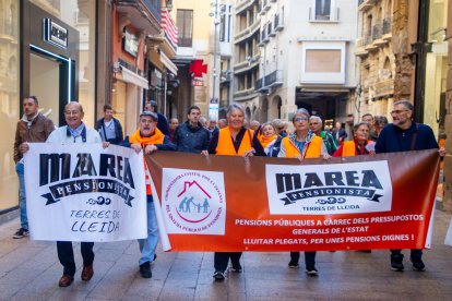 Els pensionistes van fer una marxa per l’Eix Comercial reclamant protegir les pensions.