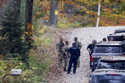 Membres de la policia buscaven divendres en un bosc el sospitós dels tirotejos a Lewiston.