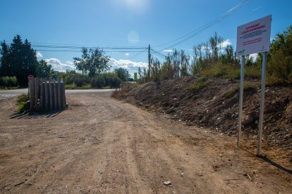 Zona dels Tres Pontets on hi havia el contenidor per a runa, ara amb un cartell informatiu.