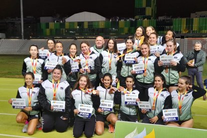 Les components de l’equip femení de l’Aldahra Lleida UA posen amb la medalla de bronze obtinguda.