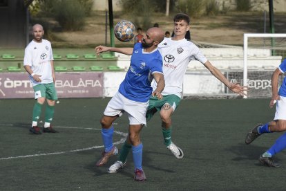 Un jugador del Palau intenta controlar la bimba davant la pressió d’un rival.