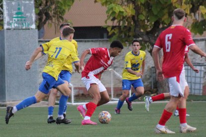 Un jugador de l’Artesa de Segre controla la pilota en una acció del partit d’ahir.