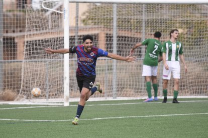 El jugador del Tàrrega El Ouahabi celebra el gol que va anotar per donar la victòria al seu equip.