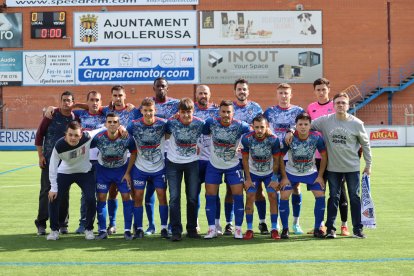 Membres d’Acudam es van fer una foto amb l’equip de la capital del Pla d’Urgell.