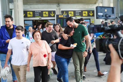 Valtònyc, a l’aeroport acompanyat per familiars i amics.