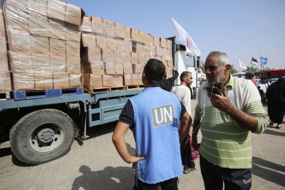 L’ONU va denunciar saquejos als seus magatzems. A la dreta, mig centenar de persones es van concentrar a Lleida contra els atacs a Gaza.