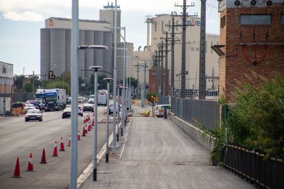 Obres per ampliar la vorera i habilitar carril bici al polígon El Segre