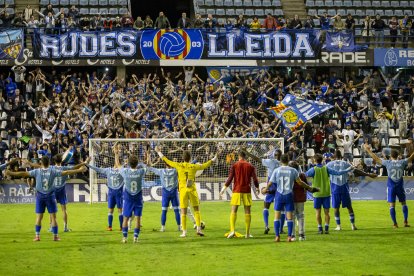 Els jugadors agraeixen als aficionats del Gol Nord el suport després del partit davant de l’Espanyol B.