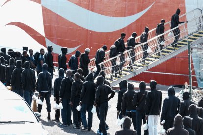 Migrants embarquen a les Canàries per ser portats a la Península.