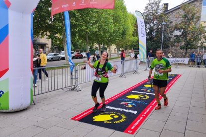 Arribada a la meta de dos dels participants.