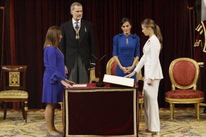 Elionor jura la Constitució davant de Felip VI, la reina Letícia i Francina Armengol.