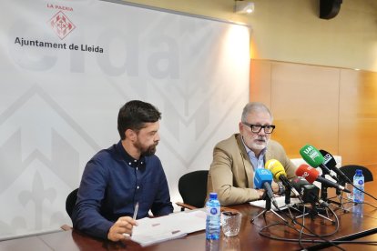 El tinent d’alcalde Carlos Enjuanes i l’alcalde, Fèlix Larrosa, durant la presentació del model.